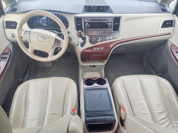 2014 TOYOTA SIENNA
