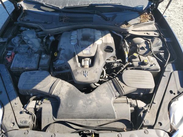 2014 MASERATI QUATTROPOR Essence — Engine bay