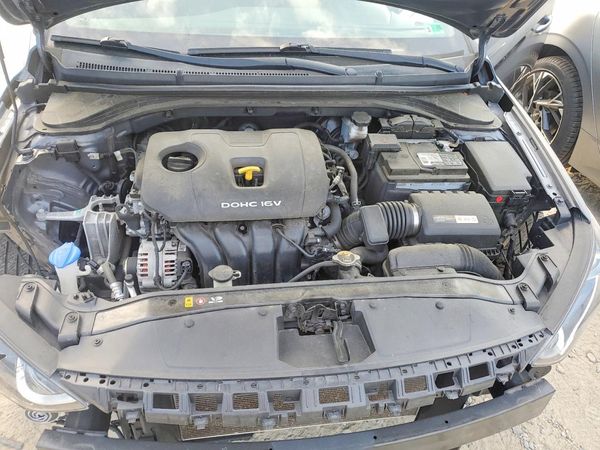 2018 HYUNDAI ELANTRA — Engine bay