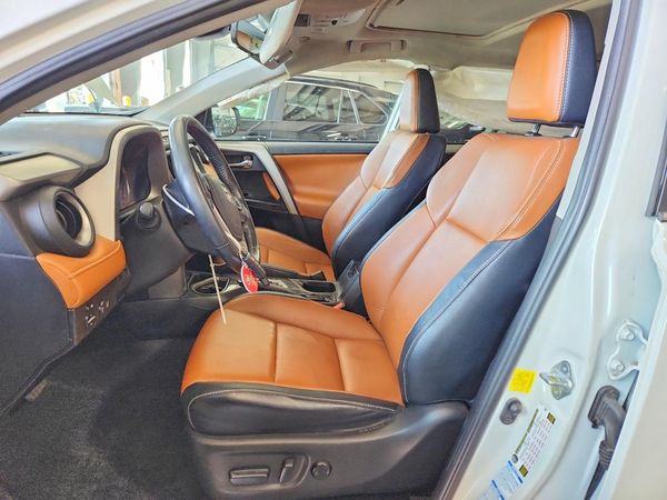 2017 TOYOTA RAV4 Ltd/SE Platinum — DENT