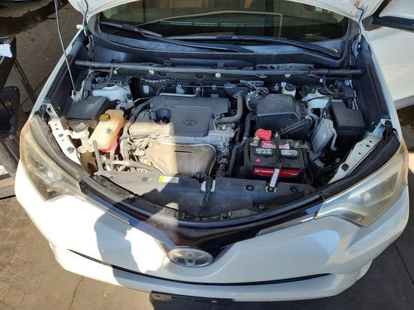 2017 TOYOTA RAV4 Ltd/SE Platinum — Engine bay