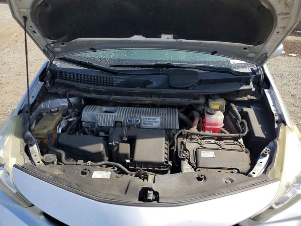 2017 TOYOTA PRIUS — Engine bay