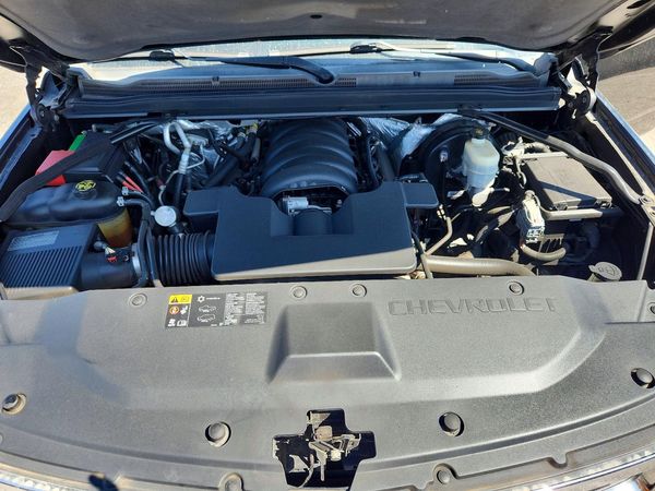2015 CHEVROLET SUBURBAN LT — Engine bay