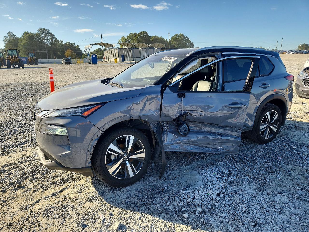 2021 NISSAN ROGUE SL — Front 3/4