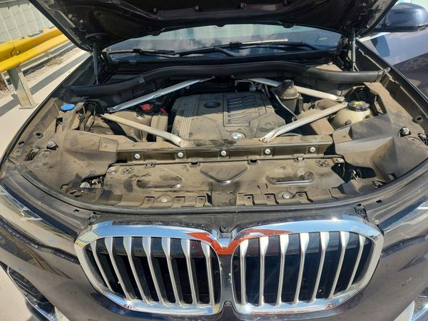 2020 BMW X7 — Engine bay