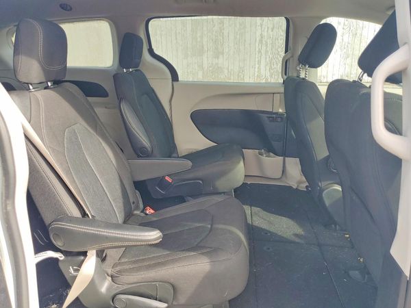 2022 CHRYSLER VOYAGER