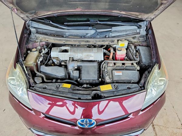 2013 TOYOTA PRIUS — Engine bay