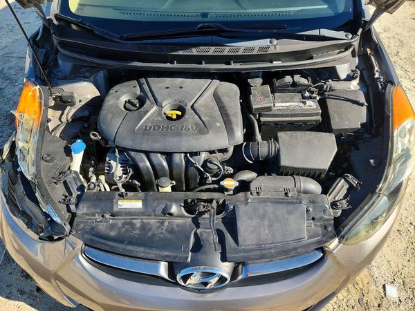 2012 HYUNDAI ELANTRA GLS(Middle grade) — Engine bay