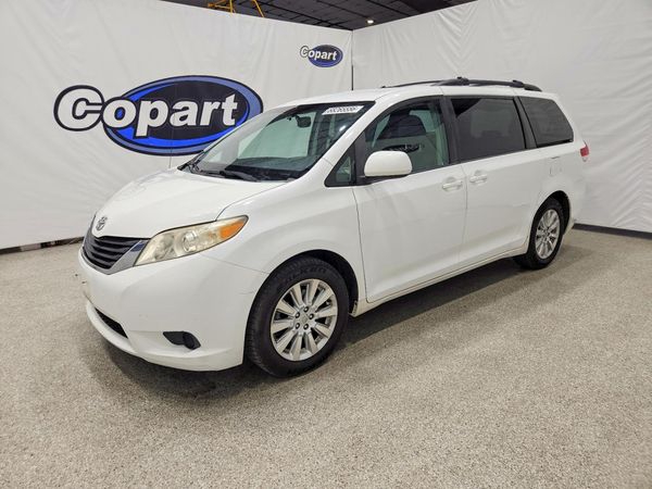 2012 TOYOTA SIENNA