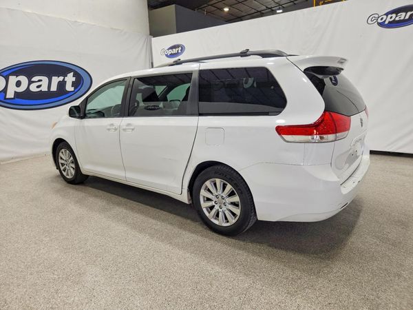2012 TOYOTA SIENNA