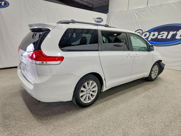 2012 TOYOTA SIENNA