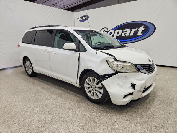 2012 TOYOTA SIENNA