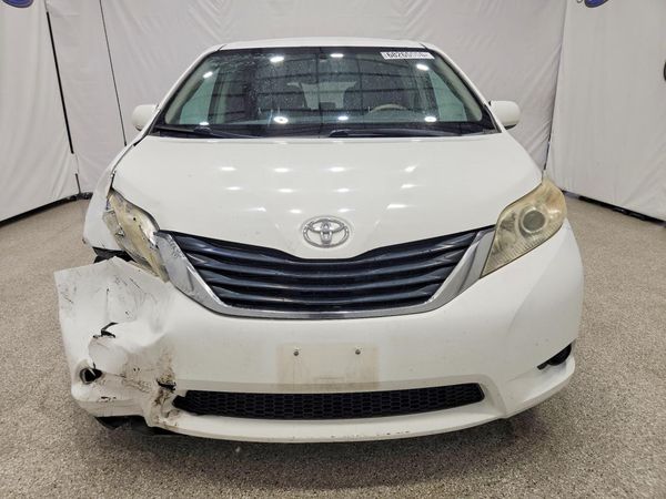 2012 TOYOTA SIENNA