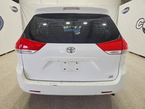 2012 TOYOTA SIENNA