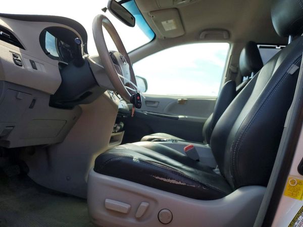 2012 TOYOTA SIENNA