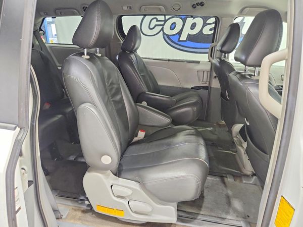 2012 TOYOTA SIENNA