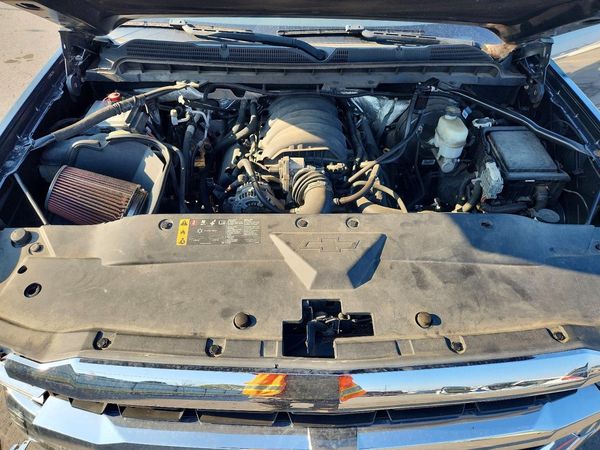 2018 CHEVROLET SILVERADO LT — Engine bay