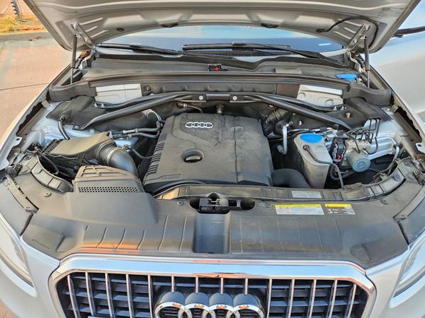 2014 AUDI Q5 Premium Plus — Engine bay