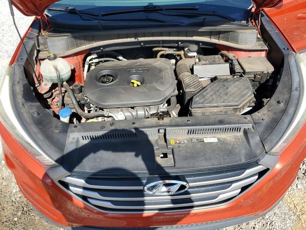 2017 HYUNDAI TUCSON SE (no options) — Engine bay