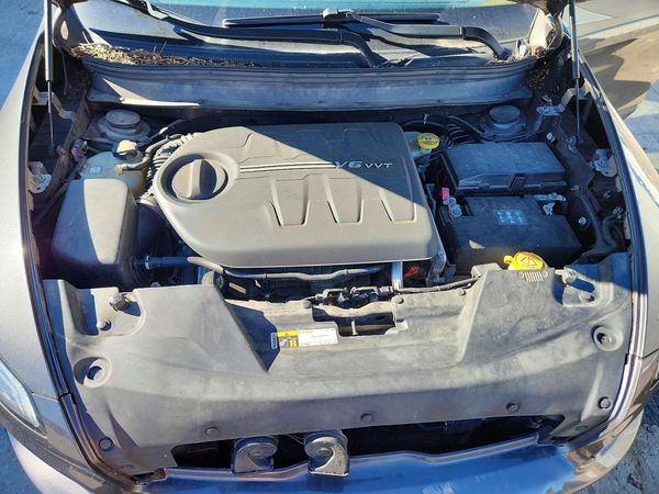 2016 JEEP CHEROKEE Limited — Engine bay