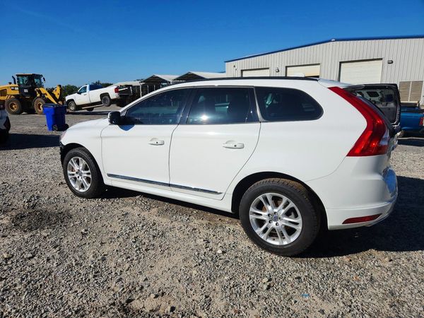 2015 VOLVO XC60 Base (non R design)