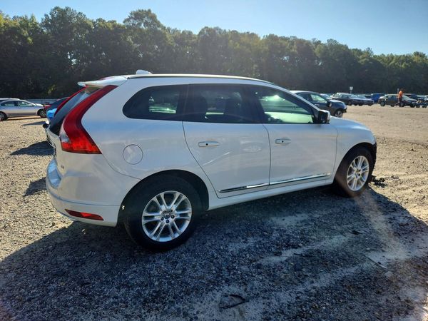 2015 VOLVO XC60 Base (non R design)