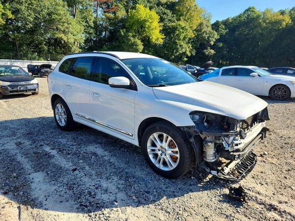 2015 VOLVO XC60 Base (non R design)