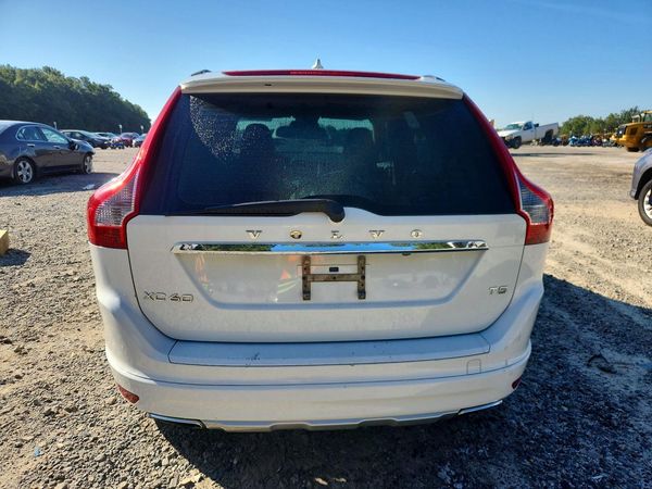 2015 VOLVO XC60 Base (non R design)
