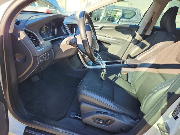 2015 VOLVO XC60 Base (non R design)