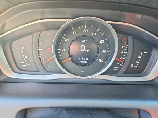 2015 VOLVO XC60 Base (non R design)