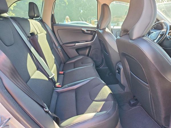 2015 VOLVO XC60 Base (non R design)