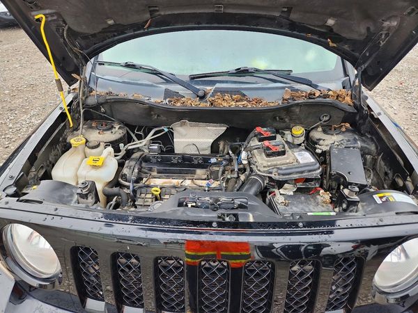 2016 JEEP PATRIOT Latitude — Engine bay