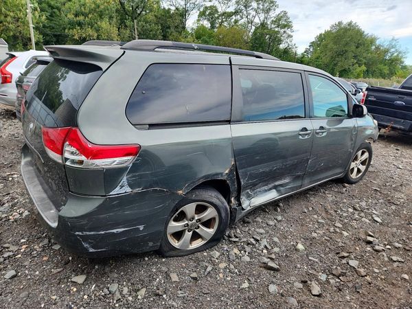 2013 TOYOTA SIENNA