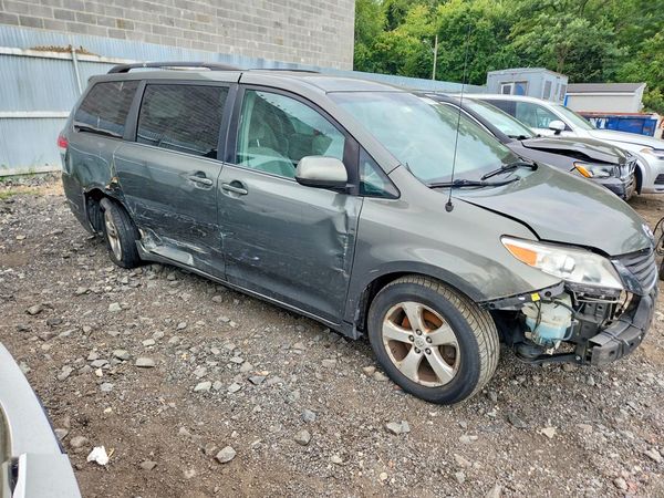 2013 TOYOTA SIENNA