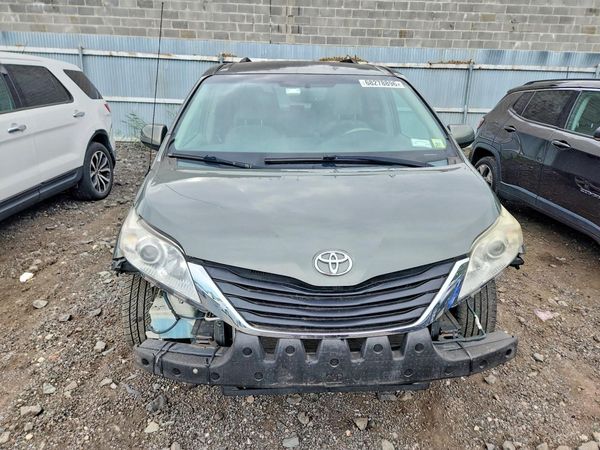2013 TOYOTA SIENNA
