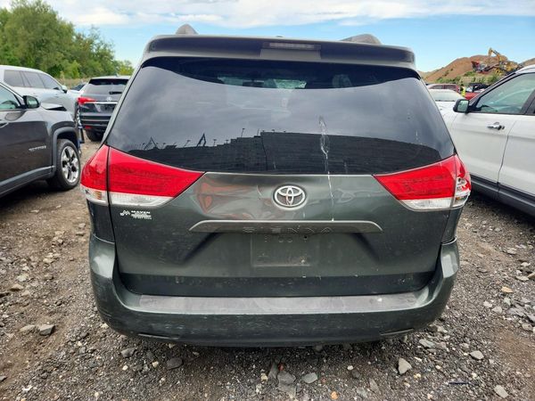 2013 TOYOTA SIENNA