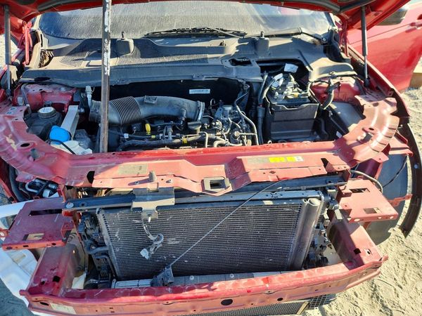 2017 LAND ROVER DISCOVERY SE — Engine bay