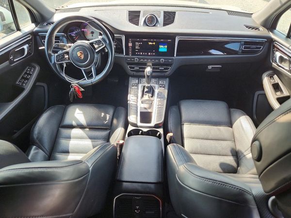 2020 PORSCHE MACAN