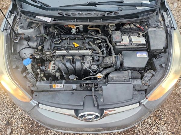 2014 HYUNDAI ELANTRA GLS (Middle) — Engine bay