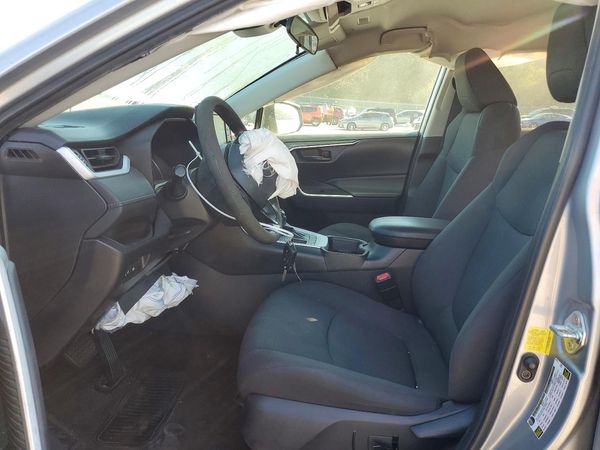 2021 TOYOTA RAV4 LE — DENT