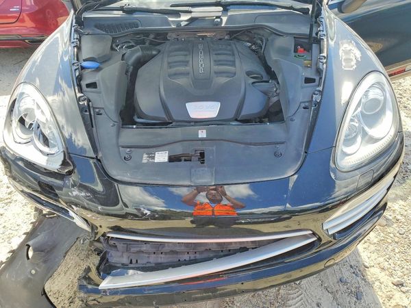 2014 PORSCHE CAYENNE — Engine bay