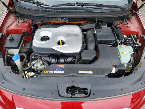 2016 HYUNDAI SONATA GL (Middle-Low) — Engine bay
