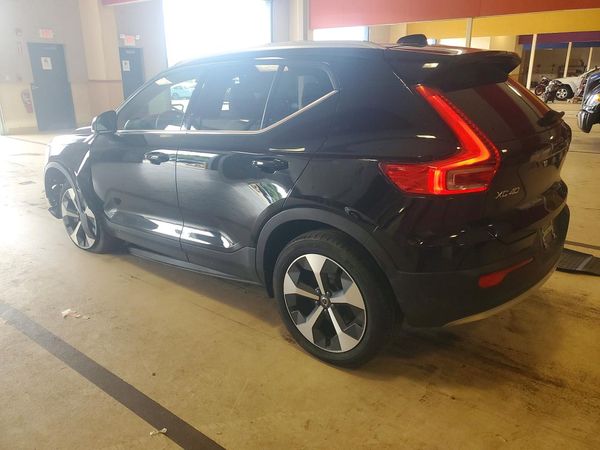 2025 VOLVO XC40
