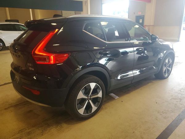 2025 VOLVO XC40