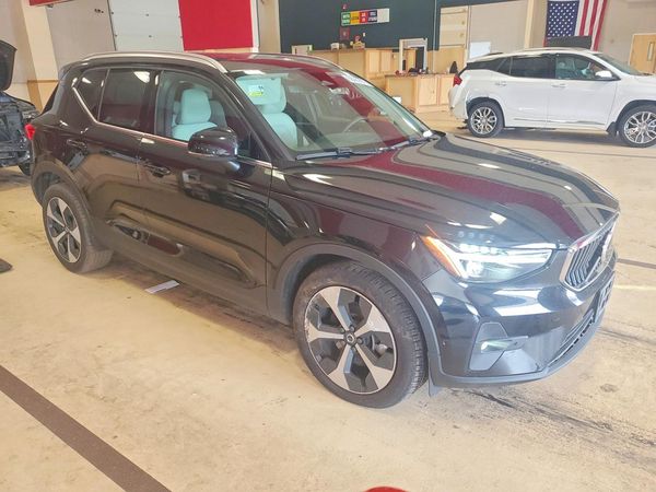 2025 VOLVO XC40