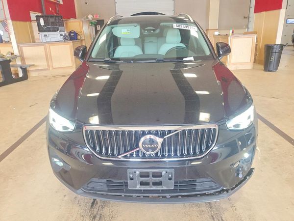 2025 VOLVO XC40