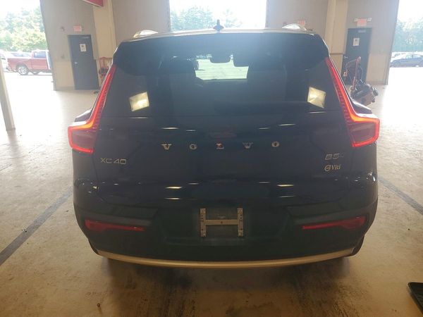 2025 VOLVO XC40