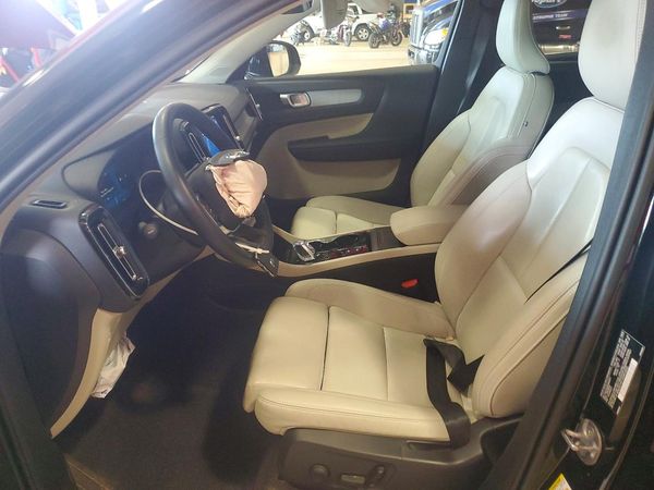 2025 VOLVO XC40