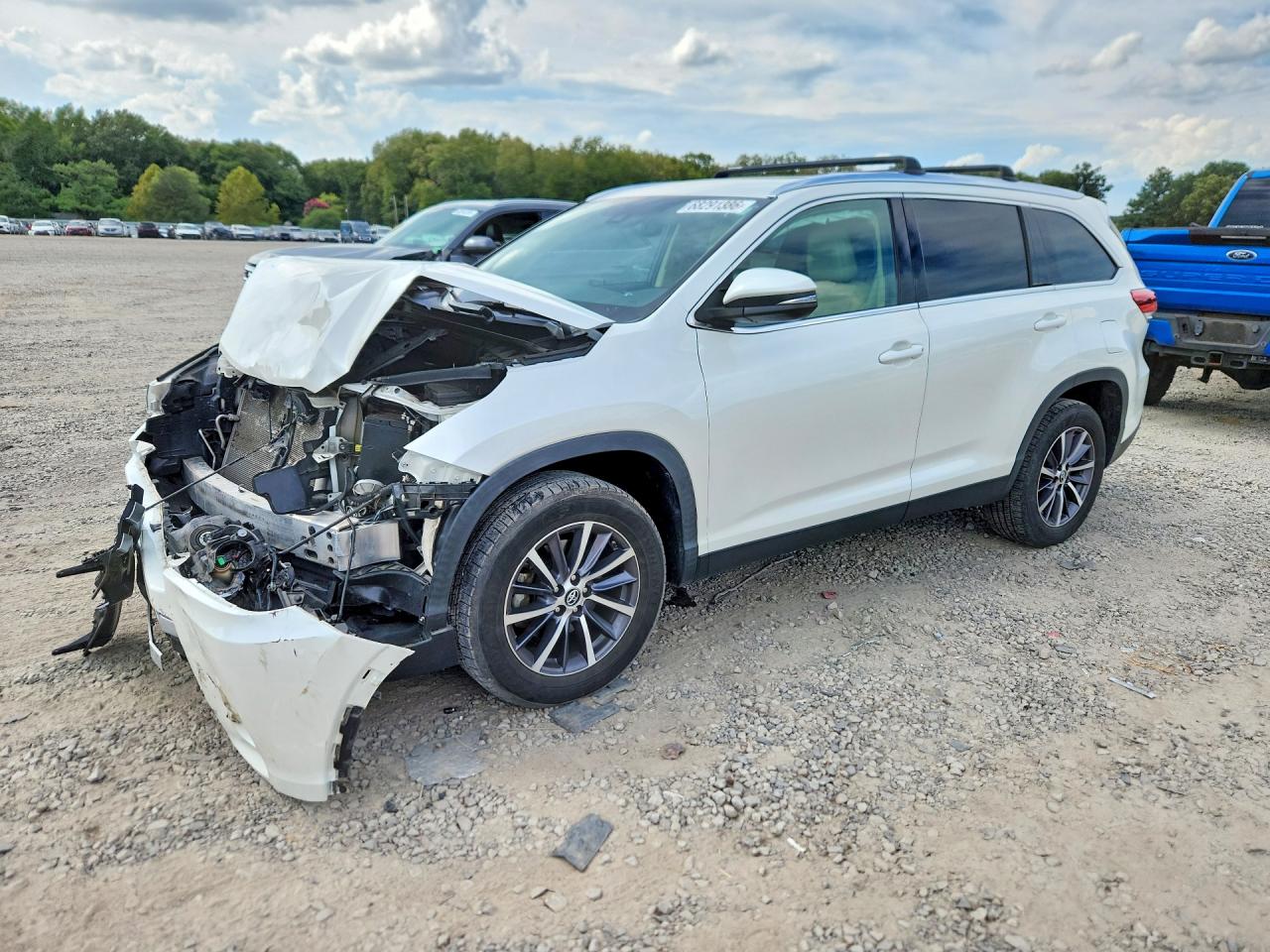 2019 TOYOTA HIGHLANDER SE/XLE — Front 3/4