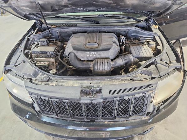2013 JEEP GRAND CHER Overland — Engine bay